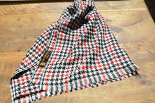 Laden Sie das Bild in den Galerie-Viewer, Kaschmirschal kariert wieß/rot/schwarz Totale