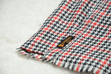 Laden Sie das Bild in den Galerie-Viewer, Kaschmirschal weiß/rot/schwarz kariert Ecke