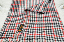 Laden Sie das Bild in den Galerie-Viewer, Produkte Kaschmirschal weiß/rot/schwarz kariert gefaltet