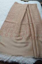 Laden Sie das Bild in den Galerie-Viewer, Kaschmir-Schal Kani-Weberei beige/rosa gefaltet