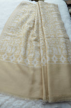 Laden Sie das Bild in den Galerie-Viewer, Kaschmir-Schal Kani-Weberei gelb/weiß gefaltet