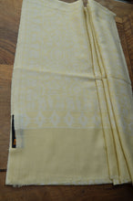 Laden Sie das Bild in den Galerie-Viewer, Kaschmir-Schal Kani-Weberei gelb/weiß Totale