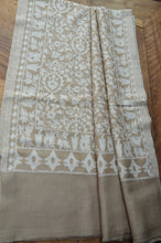 Laden Sie das Bild in den Galerie-Viewer, Kaschmir-Schal Kani-Weberei naturbraun/weiß Totale