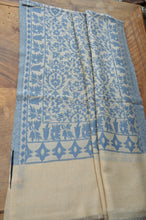 Laden Sie das Bild in den Galerie-Viewer, Kaschmir-Schal Kani-Weberei blau/cremewiß Totale
