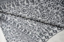 Laden Sie das Bild in den Galerie-Viewer, Kaschmir-Schal Kani-Weberei schwarz/weiß gefalltet