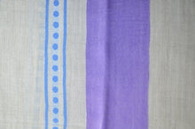 Ladda upp bild till gallerivisning, Kaschmirschal lila himmelblau grau Seidenrand Detail