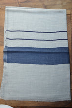 Ladda upp bild till gallerivisning, Kaschmirschal kobaltblau hellgrau Seidenrand Totale