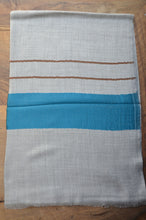 Ladda upp bild till gallerivisning, Kaschmirschal himmelblau braun hellgrau Seidenrand Totale