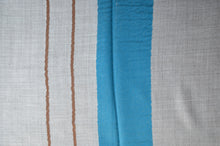 Ladda upp bild till gallerivisning, Kaschmirschal himmelblau braun hellgrau Seidenrand Detail