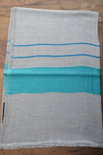 Ladda upp bild till gallerivisning, Kaschmirschal smaragdgrün blau grau Seidenrand Totale