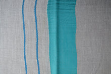 Ladda upp bild till gallerivisning, Kaschmirschal smaragdgrün blau grau Seidenrand Detail