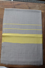 Ladda upp bild till gallerivisning, Kaschmirschal blütengelb hellgrau Totale