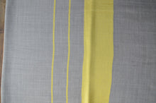 Ladda upp bild till gallerivisning, Kaschmirschal blütengelb hellgrau Detail