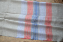 Laden Sie das Bild in den Galerie-Viewer, Kaschmirschal mit Seidenstreifen lavendel/rot/blau