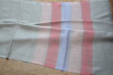 Laden Sie das Bild in den Galerie-Viewer, Kaschmirschal mit Seidenstreifen rosa/rot/lavendel