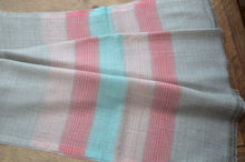 Laden Sie das Bild in den Galerie-Viewer, Kaschmirschal mit Seidenstreifen rosa/rot/hellblau