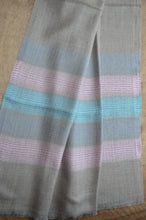 Laden Sie das Bild in den Galerie-Viewer, Kaschmirschal mit Seidenstreifen blau/rosa/hellblau