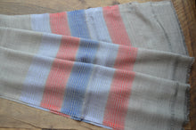 Laden Sie das Bild in den Galerie-Viewer, Kaschmirschal mit Seidenstreifen lavendel/rot/blau