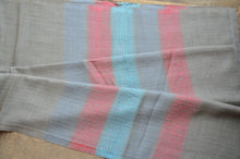 Laden Sie das Bild in den Galerie-Viewer, Kaschmirschal mit Seidenstreifen lavendel/rot/hellblau