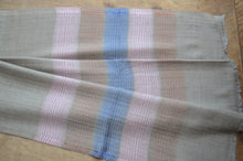 Laden Sie das Bild in den Galerie-Viewer, Kaschmirschal mit Seidenstreifen rosa/dunkelrot/blau