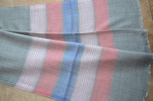 Laden Sie das Bild in den Galerie-Viewer, Kaschmirschal mit Seidenstreifen rosa/rot/blau