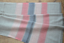 Laden Sie das Bild in den Galerie-Viewer, Kaschmirschal mit Seidenstreifen rosa/rot/blau