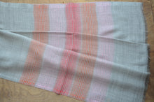 Laden Sie das Bild in den Galerie-Viewer, Kaschmirschal mit Seidenstreifen hellrot/rosa/rot