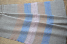 Laden Sie das Bild in den Galerie-Viewer, Kaschmirschal mit Seidenstreifen rotbraun/blau/rosa