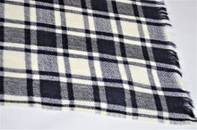 Laden Sie das Bild in den Galerie-Viewer, Kaschmirschal schwarz/weiß doppelkariert Details