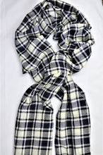 Laden Sie das Bild in den Galerie-Viewer, Kaschmirschal schwarz/weiß doppelkariert geschlungen