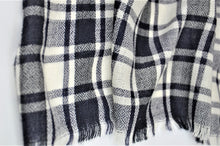 Laden Sie das Bild in den Galerie-Viewer, Kaschmirschal schwarz/weiß doppelkariert kuschelig Fransen