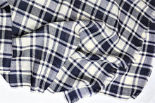 Laden Sie das Bild in den Galerie-Viewer, Kaschmirschal schwarz/weiß doppelkariert kuschelig