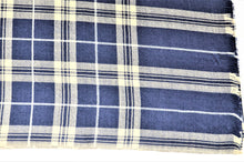 Laden Sie das Bild in den Galerie-Viewer, Kaschmirschal  blau/beige großkariert, Muster