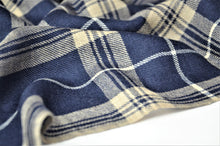Laden Sie das Bild in den Galerie-Viewer, Kaschmirschal großkariert, blau/beige Details