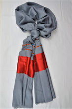 Ladda upp bild till gallerivisning, Kaschmirschal sommerrot grau Seidenrand Totale 2