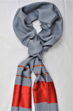 Ladda upp bild till gallerivisning, Kaschmirschal sommerrot grau Seidenrand Totale