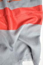 Ladda upp bild till gallerivisning, Kaschmirschal sommerrot grau Seidenrand Detail