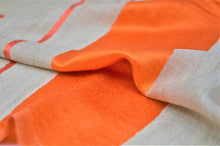 Ladda upp bild till gallerivisning, Kaschmirschal safranorange beige Seidenrand Detail