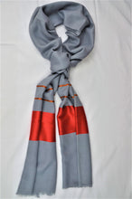 Ladda upp bild till gallerivisning, Kaschmirschal sommerrot grau Seidenrand Totale