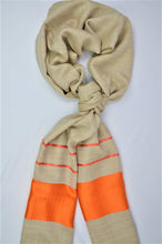 Ladda upp bild till gallerivisning, Kaschmirschal safranorange beige Seidenrand Totale 2