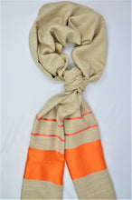 Ladda upp bild till gallerivisning, Kaschmirschal safranorange beige Seidenrand Totale