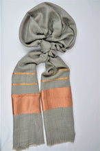 Ladda upp bild till gallerivisning, Kaschmirschal kupferfarben graubraun Seidenrand Totale