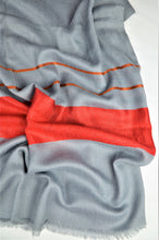 Ladda upp bild till gallerivisning, Kaschmirschal sommerrot grau Seidenrand kuschelig