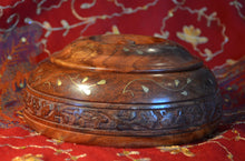 Laden Sie das Bild in den Galerie-Viewer, Bauchige Schmuckdose aus Holz mit Intarsienarbeit