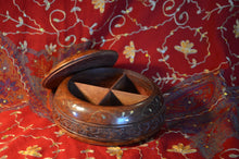 Laden Sie das Bild in den Galerie-Viewer, Bauchige Schmuckdose aus Holz mit Intarsienarbeit