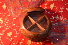 Laden Sie das Bild in den Galerie-Viewer, Bauchige Schmuckdose aus Holz mit Intarsienarbeit