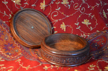 Laden Sie das Bild in den Galerie-Viewer, Hölzerne Schmuckschatulle mit geschitzen Blumenmustern