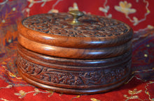 Laden Sie das Bild in den Galerie-Viewer, Hölzerne Schmuckschatulle mit geschitzen Blumenmustern