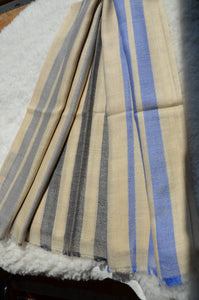 Kaschmir-Schal gestreift blau/schwarz/beige gefaltet