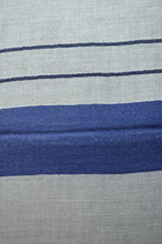 Load image into Gallery viewer, Kaschmirschal kobaltblau grau Seidenrand Detail
